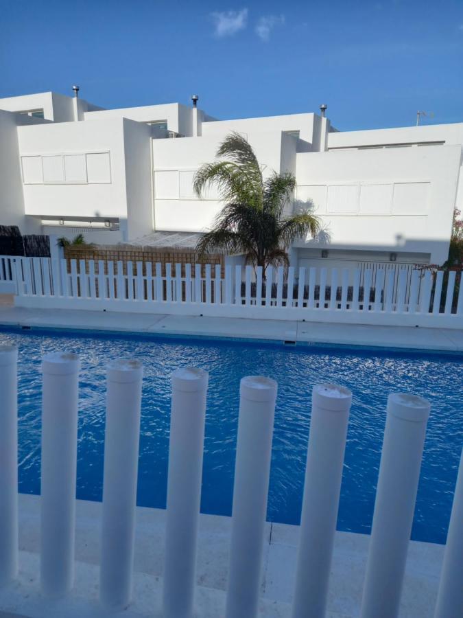 A Levante Conil- Solo Familias Y Parejas Conil De La Frontera Luaran gambar